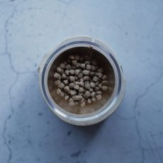 シンプルな器に入ったドッグフード