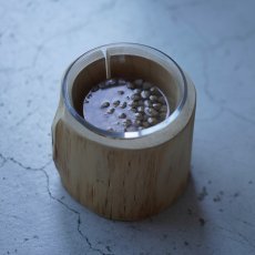 木製の器に入った水を含ませたドッグフード