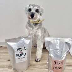 mmsu-ha プレミアムドッグフード（馬肉とサーモン）と後ろにミニチュア・シュナウザーのレビュー写真