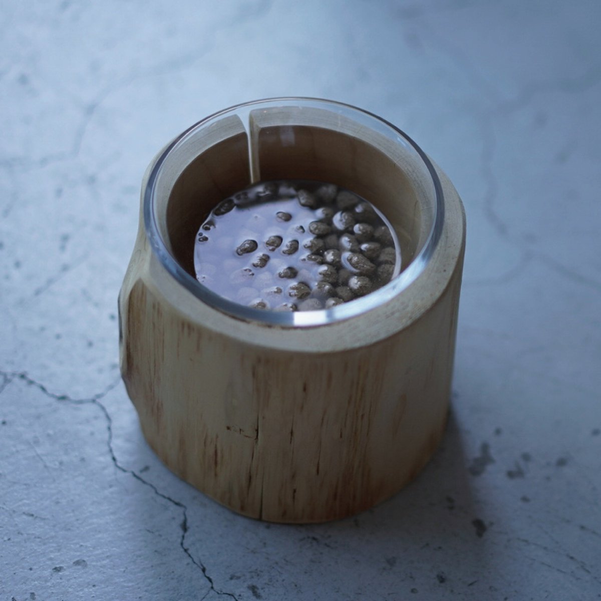 木製の器に入った水を含ませたサーモン味のドッグフード