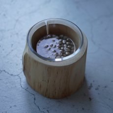 木製の器に入った水を含ませたサーモン味のドッグフード