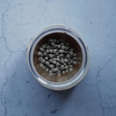 シンプルな器に入ったサーモン味のドッグフード