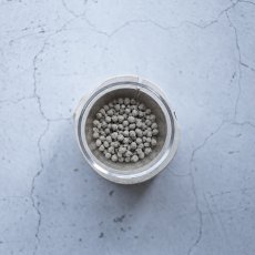 シンプルな器に入ったサーモン味のドッグフード