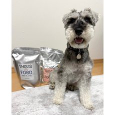 mmsu-haのMIXフードを食べてくれているミニチュアシュナウザー